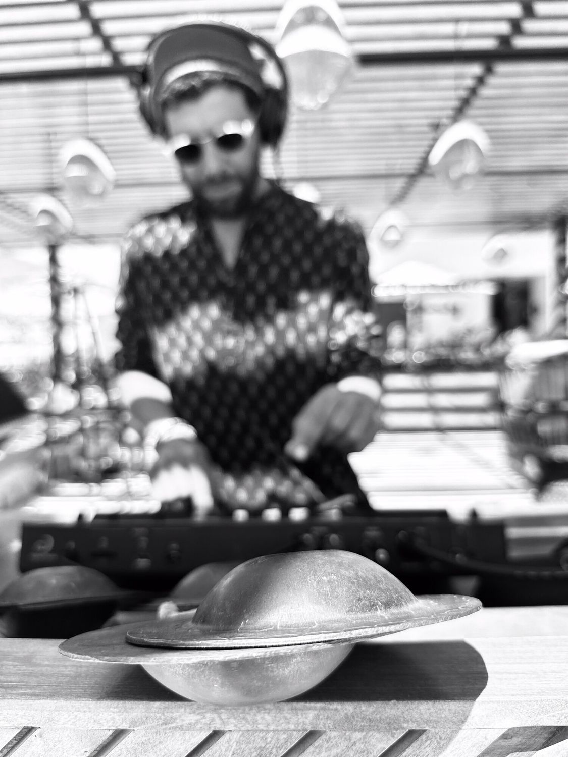 Taïb at the decks with qraqeb, black and white