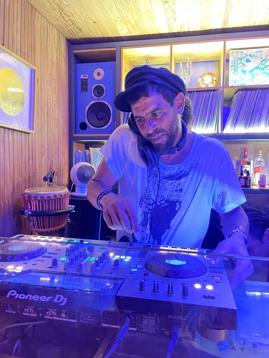Taïb mixing under blue light
